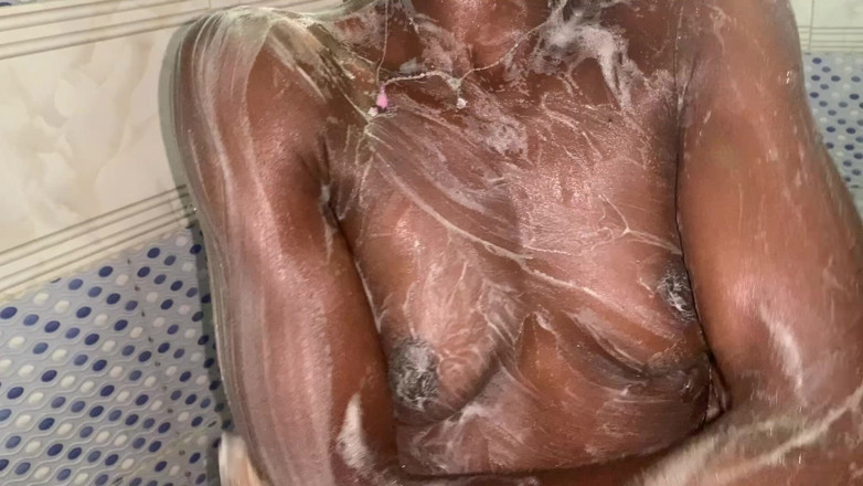 Browngurl234: Sexy ebenová holka v koupelně Tease Curvy přírodní kráska