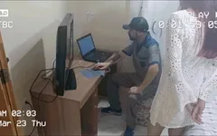 Dona de casa sozinha em casa recebe homem de manutenção!