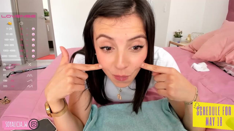 Cute Alice: Roztomilá Alice klečí před vámi, její tvář zbožní tvého ptáka,...