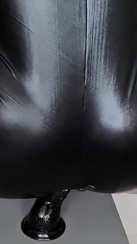 Clipe cru no traje preto de Pvc tomando Rambone
