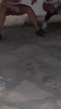 İki genç kız meydanda işiyor!