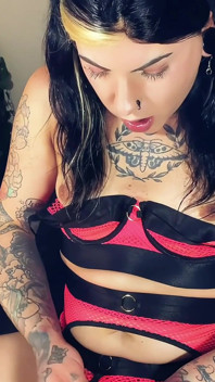 สาวข้ามเพศ Emma Ink รีดควยแล้วแตกคาหน้า