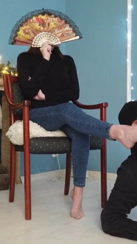 Menyembah kaki seorang awek dalam seluar jeans biru