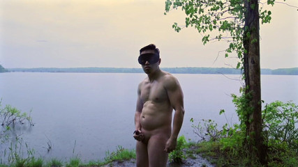 barenakedboy: Zginanie i szarpanie w deszczu nad jeziorem