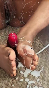Fickmaschine in Fetisch-Pomp von Sperma volle Füße und Po