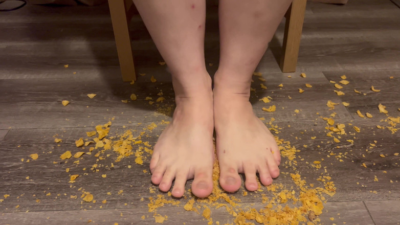 EeveeXo: Voedsel Crunching - staand op graan met blote voeten asmr