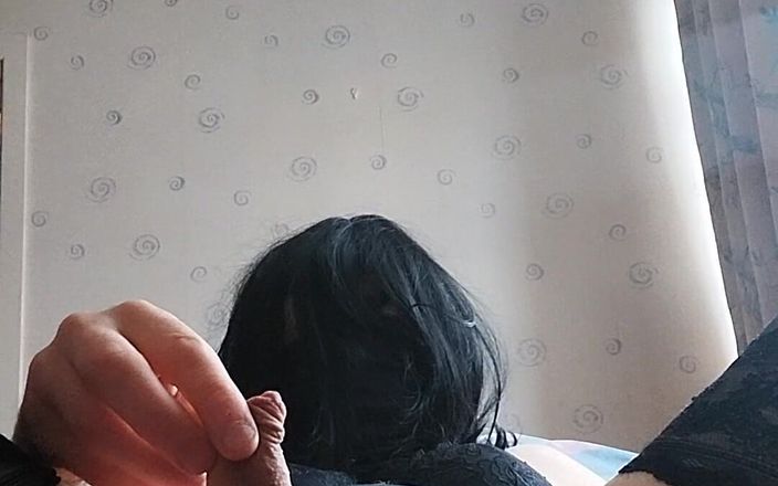 Cindy Belfast: Plugged Sissy Cums ve spodním prádle