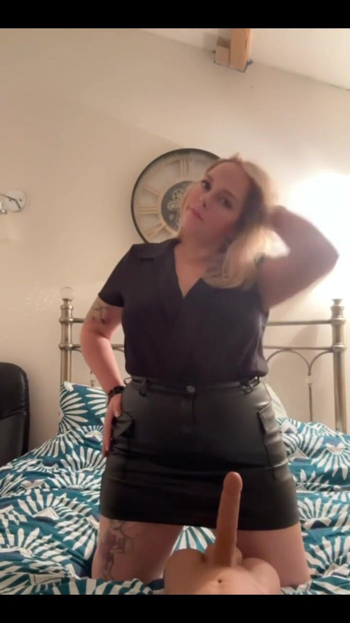 Whitekitten: hot sauteli mammi aapki gendon ko khaali karne ke lie...