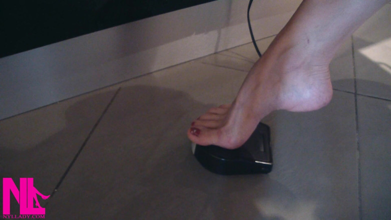 Nyllady: Moi en train de coudre pieds nus sur ma machine à...