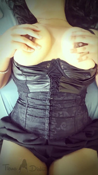 ゴシックな女の子は今セクシーで、茶色の乳首で彼女の巨大な天然のおっぱいを触ります