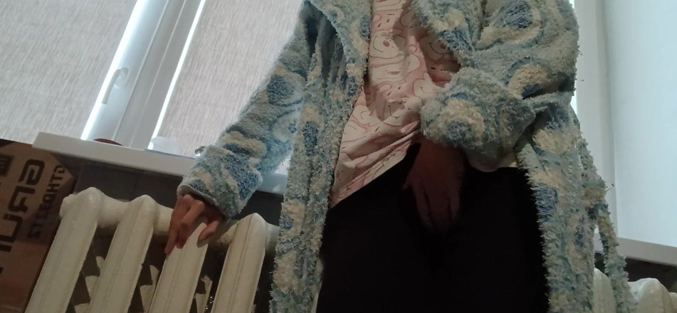 Lesbian-candys: O brunetă zveltă în halat se masturbează acasă după universitate