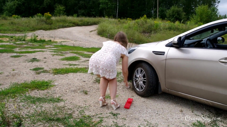 MILF Oxana: Dumme blondine und im festsitzenden auto