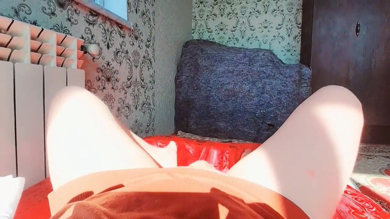 Kitty_Cross: Ragazza trans giocosa che mostra il tatuaggio alla coscia in...