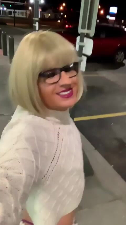 CindieLove: String in heet mietje TS sjaal voor exhibitionist