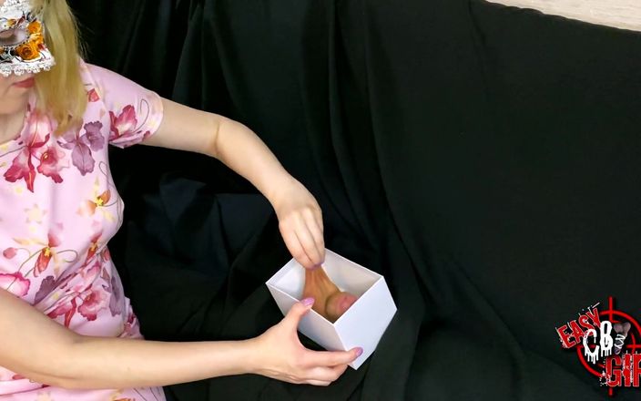 AnnyCandyPainboy: Sexy milfka otevírá dárek a přeje komunitě veselé Vánoce