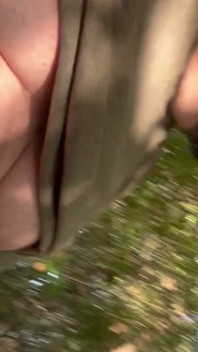 Niedźwiedź palenie i jacking w lesie