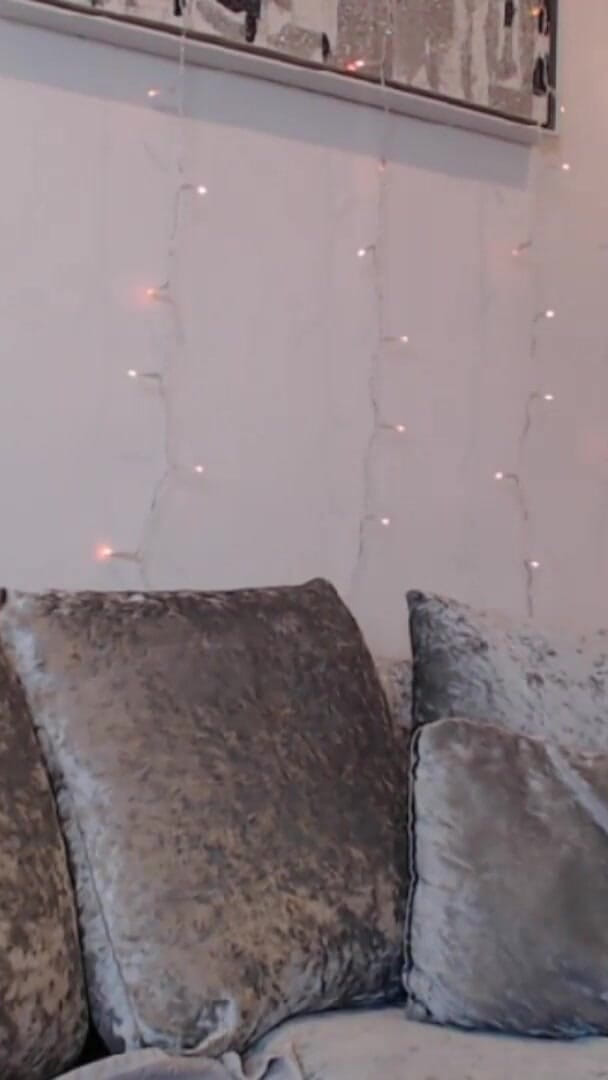 Cum over my pretty feet (The Sophie James) Cum over my pretty feet (The Sophie James)
