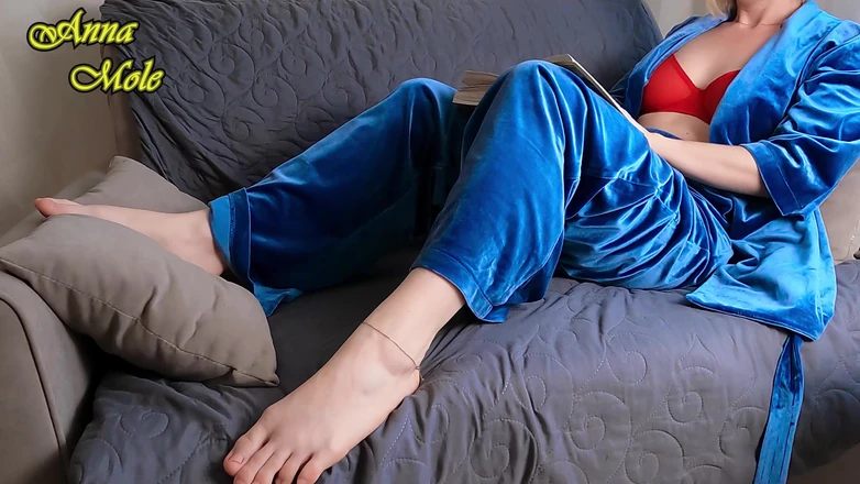 Anna Mole: Hot Mommy in Pajamas, Can't Sleep, and Begins to Caress...