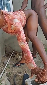 Me escabullo a follar a mi novio con enorme polla negra en la parte trasera de la casa - video completo