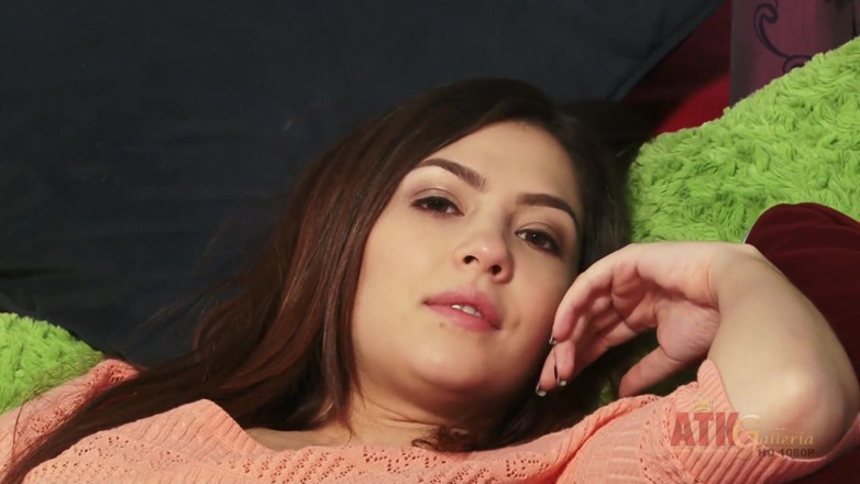 ATK Fans (Solo): Brunette slut Cassie Laine seducing her pussy with hitachi