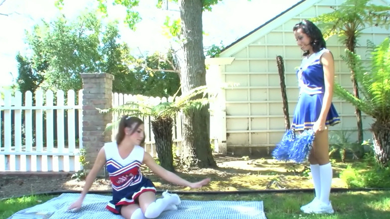 Lesbian Love Movies: Gesichtssitzen Auf Der Picknickdecke - Brünette Leckt Ihre Tätowierte Freundin Draußen...