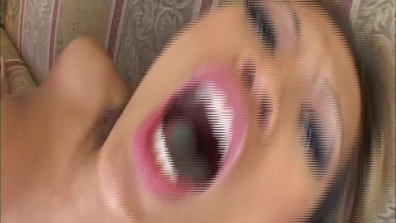 RetroTrashX: Peituda loira milf dedada para orgasmo gritando no sofá