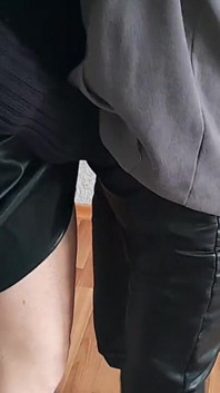 Två raka flickvänner försöker lesbisk sex för första gången och de älskar det