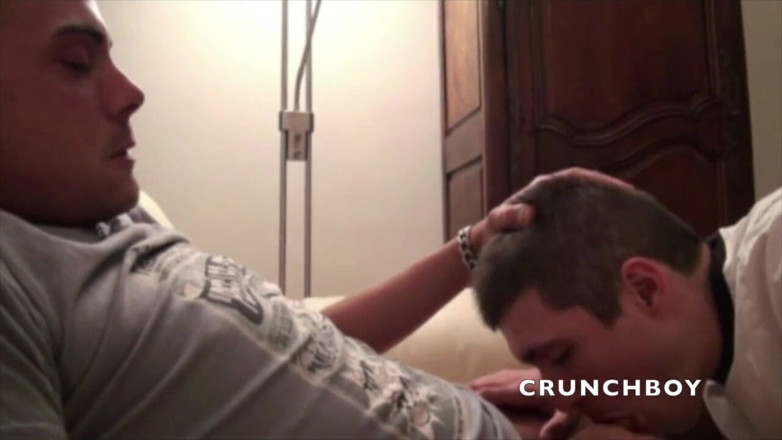 Crunch Boy: Un jumelle innocent se fait baiser par un badboy avec...