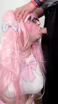 Sissy-barbie-puppe wird von ihrem meister benutzt