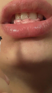 Une demi-sœur géante piège un homme minuscule surpris dans une bulle collante