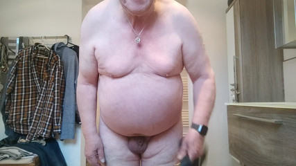 Karlchengeil: páskování před sprchou