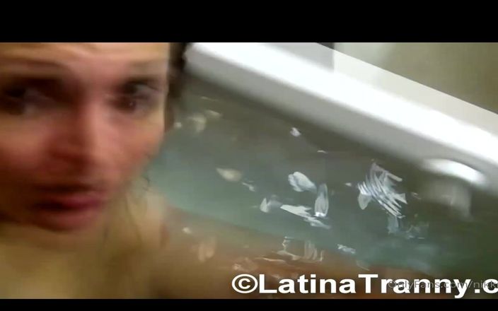 Nikki Montero: Benim adım Britney! Banyoda bana katıl!