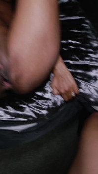 混血黑人女郎yazzybaby第一人称视角口交、性交并在老公不在的时候被精液覆盖