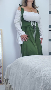 Elegantní manželka v nádherných šatech předvádí svá velká prsa a masturbuje.