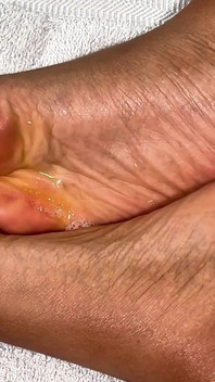 Milf escupe en sus pies para que lo adoras