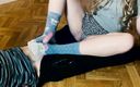 SweetAndFlow: Verlegen meisje maakt een voetfetisj-video met sokken