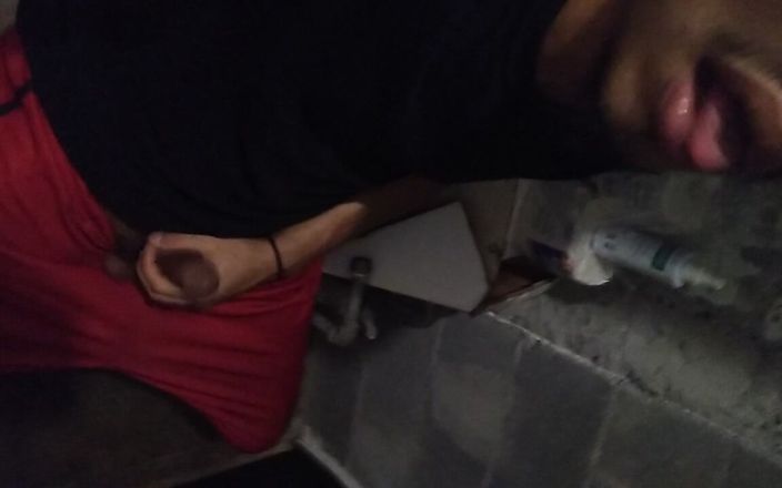 AlexAlejandro13: Era necessario una cannuccia in bagno. In realtà ti piace...
