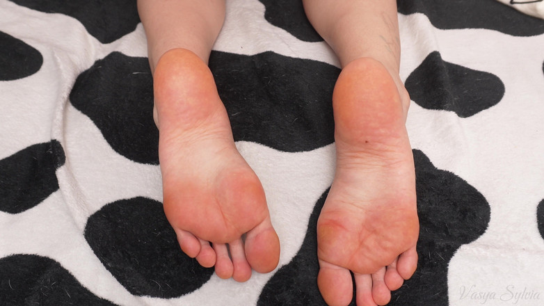 Vasya Sylvia: Degete de la picioare frumoase și tălpi strălucitoare în ulei!