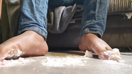 Simp to my ebony feet: Pés de Kebab