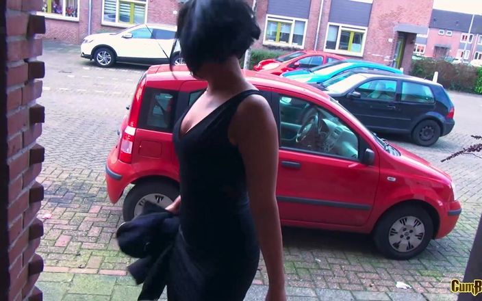 Blacked By Demand: Nederlandse Goldigger zuigt grote zwarte lul voordat ze eruit wordt...