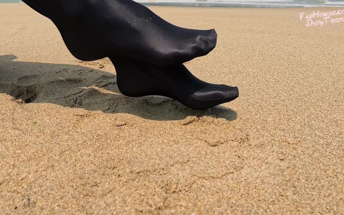 Shiny teens: 863 glanzende zwarte netkousen op het strand