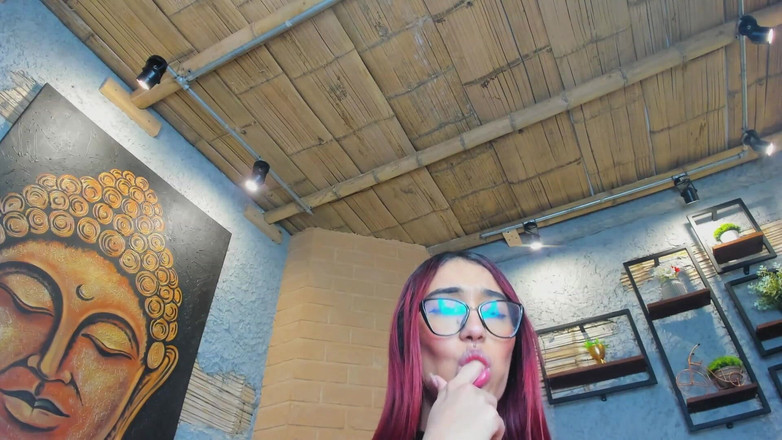 Lia Wood: Renkli Saçlı Chia, Kamerada Mastürbasyon Yapmadan Önce Seksi Dans Ediyor
