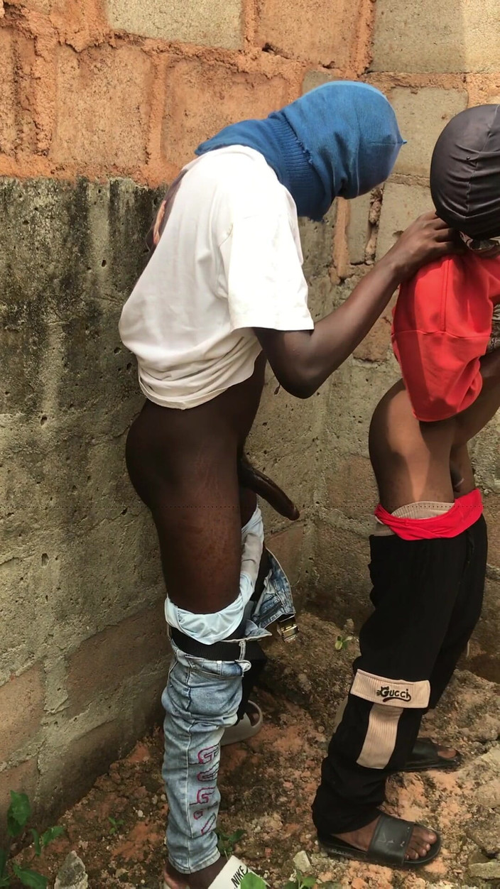 Sexylary: Рискованный секс на улице эти пареньки были чуть не пойманы сотрудниками безопасности во время съемки, но, наконец,побег из полиции