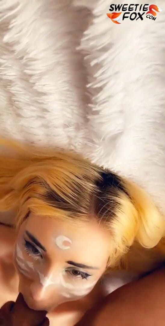 Sweetie Fox: Une elfe légère suce profondément une grosse bite et baise...