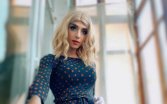 Sonechka25: Transsexuală își răsucește curul în fața ferestrei, seducând aleatoriu trecători și plimbări la...