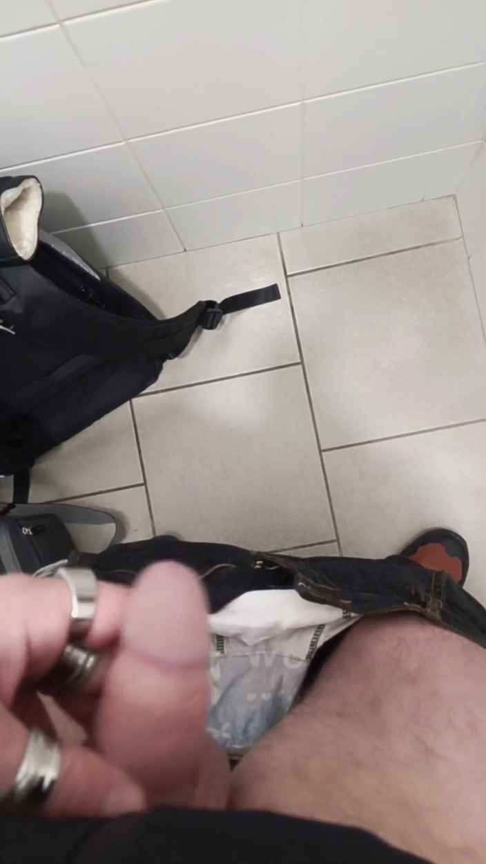 kickerscooter: Een pik aftrekken in een openbaar toilet