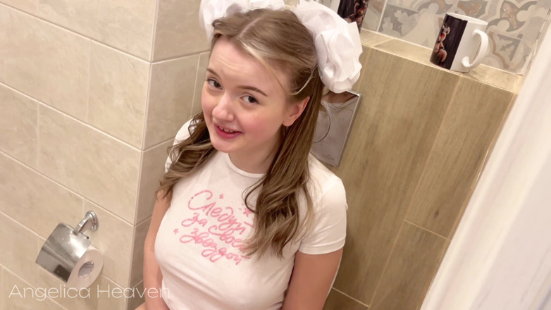 AngelicaHeaven: Der Stiefvater hat das Mädchen auf der Toilette gefunden, in...