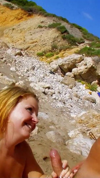 Blonde kurvige milf Rose von fremden im urlaub in den arsch gefickt
