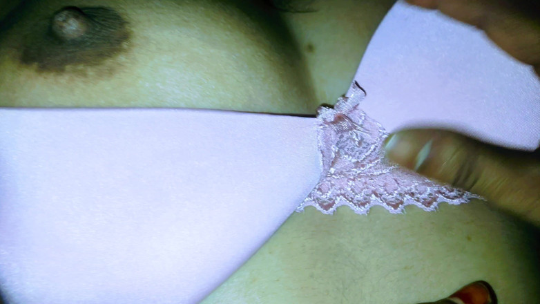 Lovely Dipti: भारतीय हॉट भाभी बिकनी पैंटी में चूत और स्तन दिखा रही है