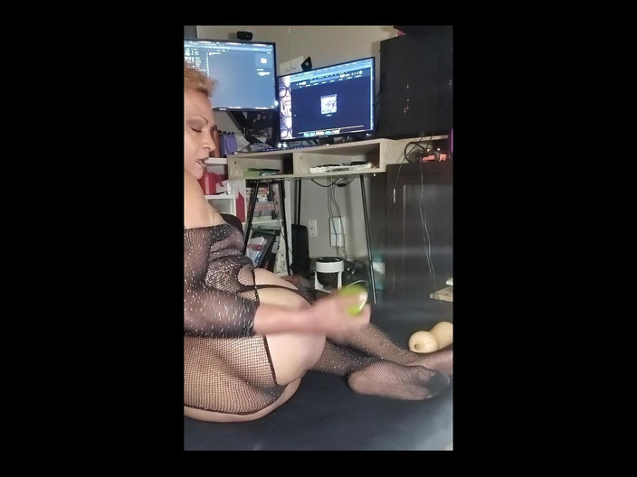 KNKY Bee: Vinete și fructe în curul meu